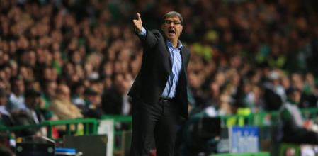 El Tata Martino da órdenes durante el partido ante el Celtic