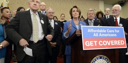 La líder de la minoría en la cámara de representantes, Nancy Pelosi, junto al líder de la mayoría en el senado ,Harry Reid, en un acto para celebrar la apertura de las inscripciones de Obamacare en el Capitolio el 1 de octubre