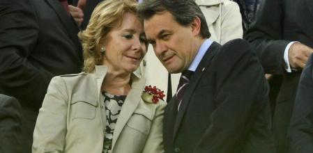 La expresidenta de la Comunidad de Madrid, Esperanza Aguirre, y el presidente de la Generalitat, Artur Mas, en una imagen tomada en 2011 en el palco del Camp Nou