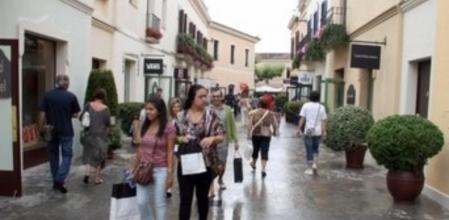 La Roca Village podrá abrir los festivos según el TSJC