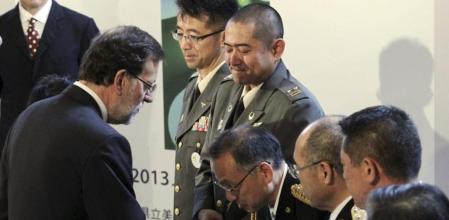 El presidente del Gobierno español, Mariano Rajoy (i), saluda a varios de los