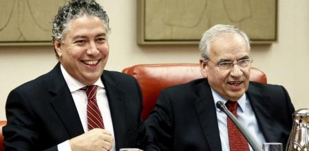 El secretario de Estado de Seguridad Social, TomásBurgos (i), ante el presidente de la Comisión de Presupuestos del Congreso de los Diputados, Alfonso Guerra (d), durante su comparecencia esta tarde en la Cámara Baja.