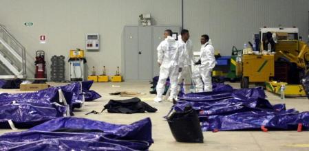 Vista de varios cuerpos del naufragio de una embarcación en Lampedusa