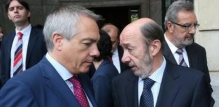 El líder del PSOE, Alfredo Pérez Rubalcaba, y el de los socialistas catalanes, Pere Navarro.