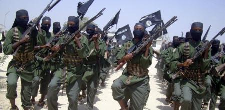 Combatientes de Al-Shabab, grupo afín a Al Qaeda, con sus armas durante los ejercicios militares en las afueras de Mogadiscio, Somalia