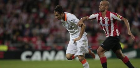 Mikel Rico disputa un balón con Jonas