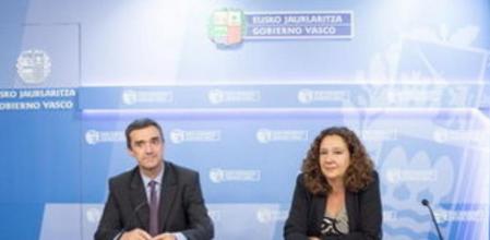 El secretario General de Paz y Convivencia, Jonan Fernández (i), acompañado de la directora de Víctimas y Derechos Humanos, Monika Hernando (d), han presentado un primer resumen de las aportaciones recibidas al Plan de Paz y Convivencia del Gobierno vasco