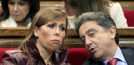 La líder del PPC, Alicia Sánchez-Camacho, habla con el portavoz del grupo en el Parlament, Enric Millo, durante la sesión de control