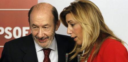 El secretario general del PSOE, Alfredo Pérez Rubalcaba, y la presidenta de la Junta de Andalucía, Susana Díez, en la rueda de prensa posterior a su reunión en Ferraz