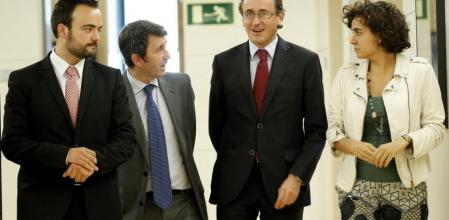 El portavoz del PP en el Congreso, Alfonso Alonso, junto a la diputada del partido, Dolors Montserrat, conversa con Juan Antonio López y José Domingo Domingo, de la plataforma 'Som Catalunya, somos España'