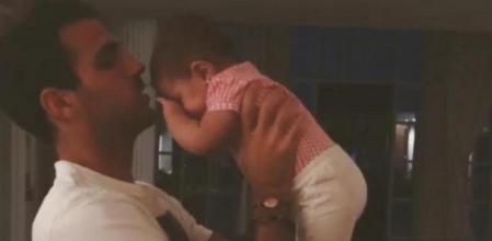 Cesc Fábregas juega con su hija en una foto publicada en la red social Instagram