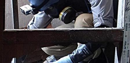 Un investigador de la ONU recoge muestras de un posible ataque químico en Zamalka, al este de Damasco (Siria)