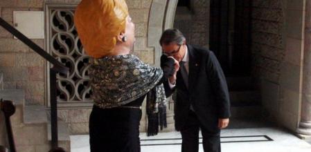 Mas ha saludado al cabezudo de la Grossa de Cap d'Any en el Palau de la Generalitat