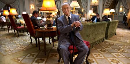 Jaime Arias en el salón del hotel Ritz de Barcelona, escenario de sus primeros logros como periodista en la posguerra