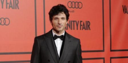 Andrés Velencoso vestido de Giorgio Armani en el V aniversario de Vanity Fair