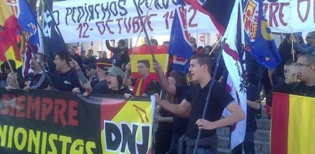 Miembros de Democracia Nacional se concentran en la Plaza España bajo el lema 