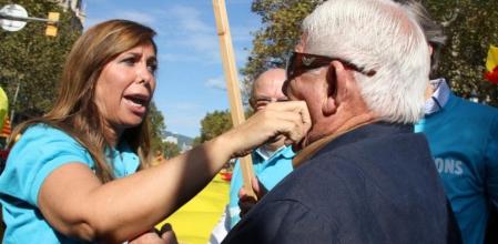 Sánchez Camacho saluda a un simpatizante.
