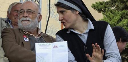 La teóloga y monja benedictina TeresaForcades y el economista Arcadi Oliveras, durante el acto central del proyecto Procés constituent