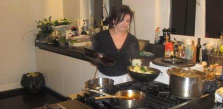 Natividad Jáuregui cocinando