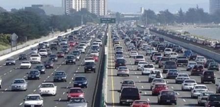 El tráfico es una de las causas principales de la contaminación en las ciudades