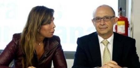 El ministro de Hacienda, Cristóbal Montoro, y la líder de los populares catalanes, Alicia Sánchez-Camacho.iz., conversan durante la reunión del Comité Ejecutivo Nacional del Partido Popular.