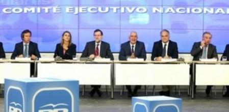 El presidente del Gobierno y del PP, Mariano Rajoy (3-i), junto a la secretaria general del partido, María Dolores de Cospedal, y los vicesecretarios Carlos Floriano (i), Javier Arenas (3-d) y Esteban González Pons (2-d), al inidicio del Comité Ejecutivo Nacional de la formación.