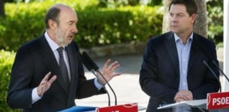 El secretario general del PSOE, Alfredo Pérez Rubalcaba (i), y el secretario general del partido en Castilla-La Mancha, Emiliano García-Page, durante la rueda de prensa posterior a la reunión de la Comisión Ejecutiva Federal del partido, celebrada en Toledo en apoyo al líder regional.