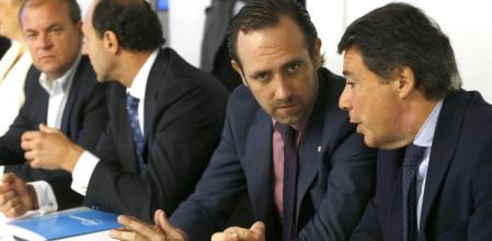 Los presidentes regionales de Madrid, Ignacio González (derecha), y Baleares, José Ramón Bauzá, conversan al inicio del Comité Ejecutivo Nacional del PP