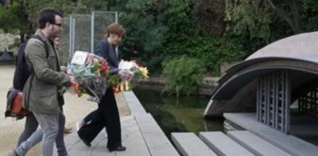 La coordinadora nacional de ICV, Dolors Camats, se dispone a realizar la ofrenda floral ante la tumba del presidente de la Generalitat republicana Lluís Companys en el 73 aniversario de su muerte.