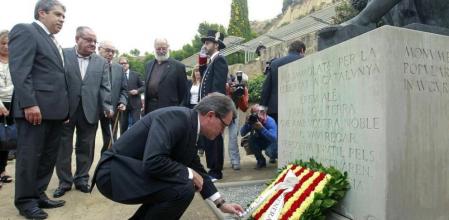 Artur Mas realiza una ofrenda floral en el monumento a Lluís Companys