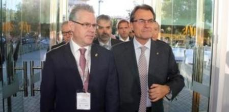El president de la Generalitat, Artur Mas, llega al Teatre Auditori de Salou, este miércoles por la mañana, aompañado del alcalde, Pere Granados.