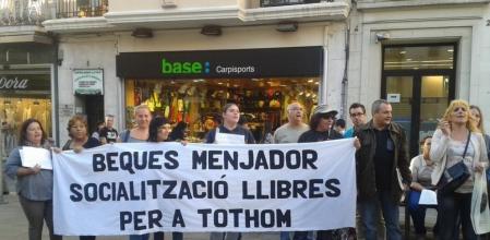 Un grupo de familias del colegio Baldiri Reixac protestan a las puertas del ayuntamiento de Badalona
