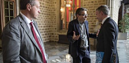 Ramon Moliner (Alp) observa como conversan Jordi Martí (PSC Barcelona) y Albert Piñeira (Puigcerdà), a la salida de la reunión sobre los Juegos de Invierno 2022