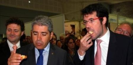 El conseller de la Presidència, Francesc Homs, acompañado del alcalde de la Seu d'Urgell, Albert Batalla, degustando quesos en la feria de Sant Ermengol.