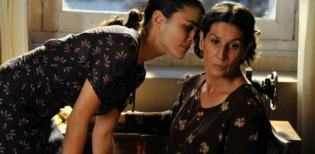 Un fotograma de la serie 'El tiempo entre costuras' que emite Antena 3.