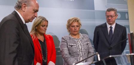 Los ministros del Interior y Justicia, durante la reunión con las asociaciones de víctimas del terrorismo en Madrid