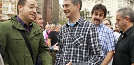 Los dirigentes de EH Bildu, Oskar Matute (c) y Pello Urizar (2d), junto al portavoz de Sortu, Pernando Barrena (i) y el presidente de esta formación, Asier Arraiz (2i), durante una concentración realizada ante la subdelegación del Gobierno en Vizcaya.