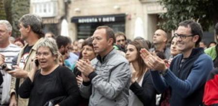 Alrededor de un centenar de persona, entre ellos los parlamentarios vascos de EH Bildu Belén Arrondo, Juanjo Agirrezabala y Julen Arzuaga (i a d), reciben con aplausos en una concentración en Vitoria la noticia de la sentencia de la Gran Sala del Tribunal Europeo de Derechos Humanos que ha anulado hoy la 'doctrina Parot'