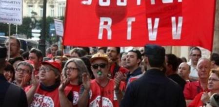 Imagen de la protesta de los trabajadores de RTVV a las puertas del TSJ valenciano en el momento de iniciar el juicio por el ERE.