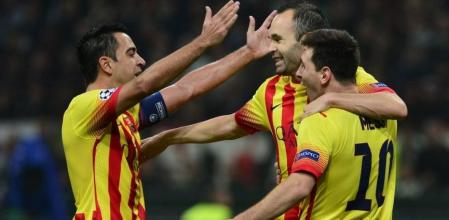 Leo Messi celebra su gol ante el Milan con Xavi e Iniesta