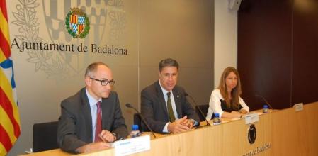 Ferran Falcó (CiU) y Xavier Garcia Albiol (PP) durante la presentación del acuerdo para las becas comedor en Badalona