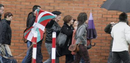 La etarra Inés del Río (3d), de 55 años, junto a su abogada y familiares a su salida esta tarde, de la prisión coruñesa de Teixeiro
