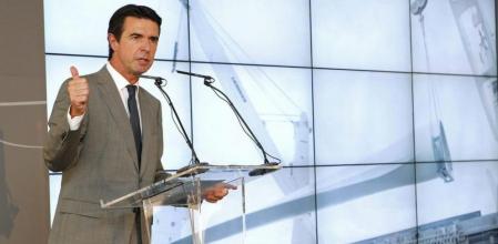 El ministro de Industria, Energía y Turismo, José Manuel Soria, durante la inauguración en el puerto de Arinaga (Agüimes) del primer aerogenerador 'offshore' de Gamesa y el primero instalado en España