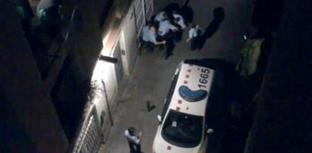 Un grupo de Mossos d'Esquadra retienen a un hombre en el barrio del Raval y le propinan puñetazos, patadas y rodillazos