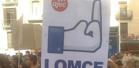 Los participantes en la manifestación usan todo tipo eslóganes y símbolos para mostrar su profundo rechazo a la Lomce