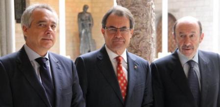 Pere Navarro, Artur Mas, y Alfredo Pérez Rubalcaba, instantes antes de su encuentro en el Palau de la Generalitat