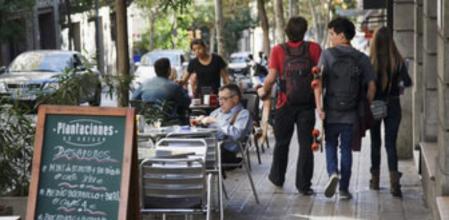 Las terrazas proliferan allí donde los empresarios encuentran un hueco y a veces complican la convivencia con el peatón