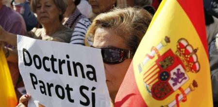 Una mujer sostiene una pancarta a favor de la doctrina Parot en la manifestación de la AVT.
