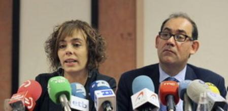 Los abogados Amia Izko (i) y Mark Muller (d), que han representado a la etarra Inés del Río ante el Tribunal Europeo de Derechos Humanos, han realizado hoy en San Sebastián