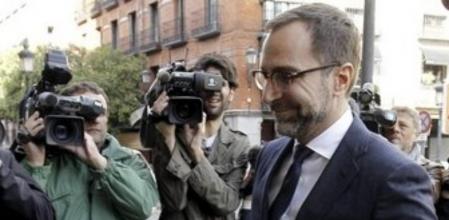 El embajador de EEUU en España, James Costos (c), a su llegada hoy al Palacio de Santa Cruz, sede del Ministerio de Asuntos Exteriores y de Cooperación de España.